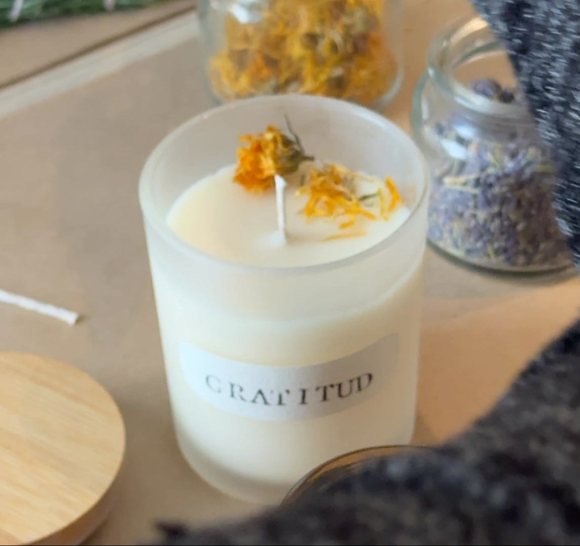 Clase presencial de fabricación de velas de soja y sahumado artesanal en Las Condes Santiago