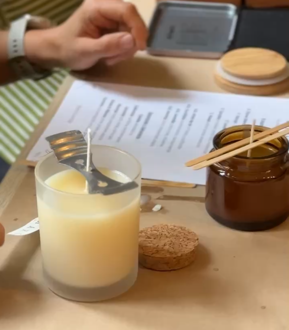Clase presencial de fabricación de velas de soja y sahumado artesanal en Las Condes Santiago