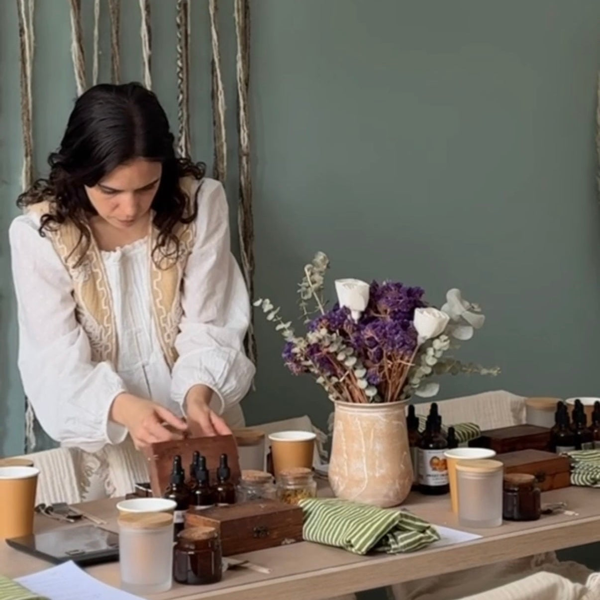 Clase presencial de fabricación de velas de soja y sahumado artesanal en Las Condes Santiago