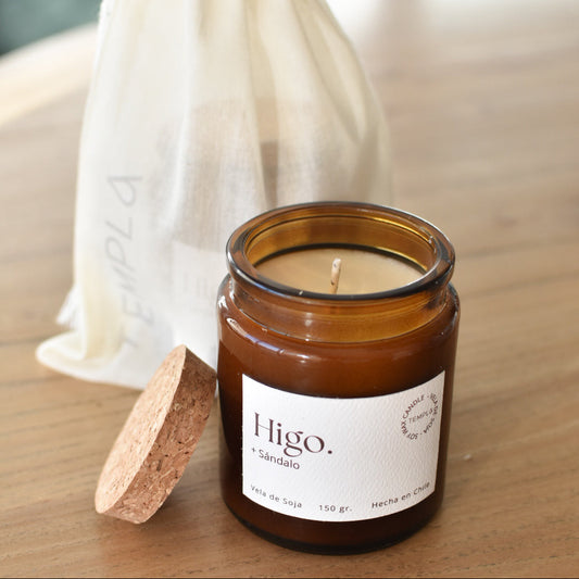 Vela de soja artesanal aroma Higo y Sándalo en frasco de vidrio para balance y gratitud
