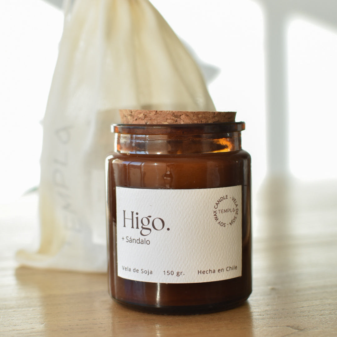 Vela de soja artesanal aroma Higo y Sándalo en frasco de vidrio para balance y gratitud